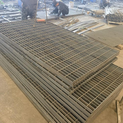 高空作業(yè)平臺(tái)專用鋼格板：安全承重設(shè)計(jì)全解析！